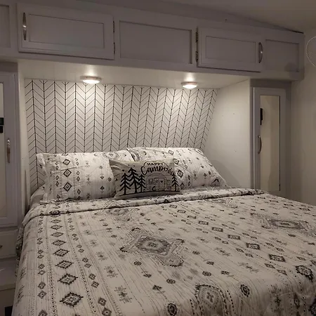 The Torres' Camper Experience! Apartment